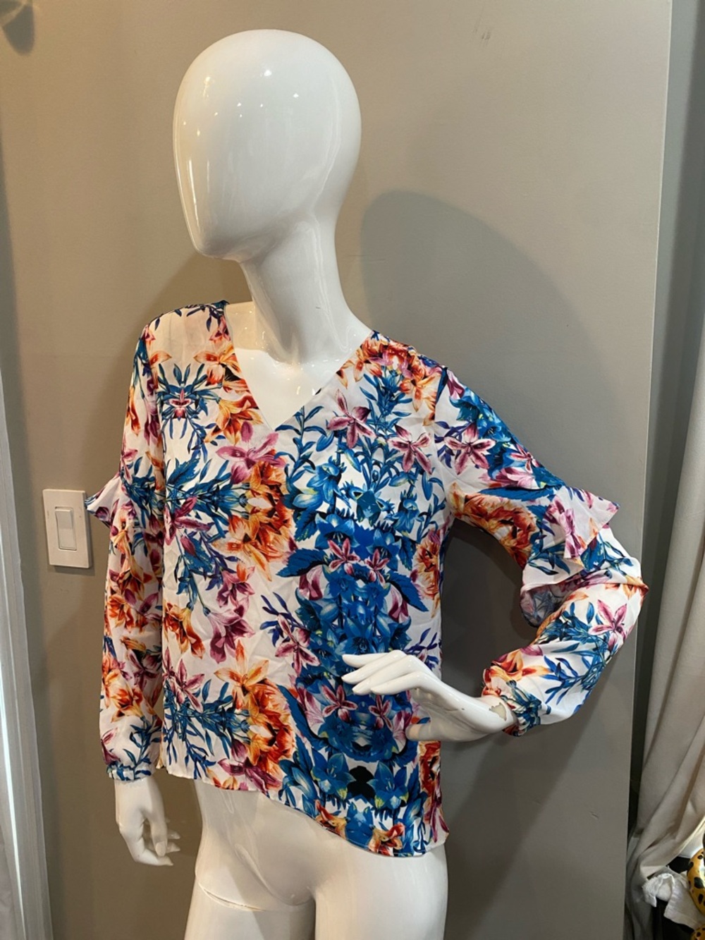 Nicole Miller White Floral V-Neck Long-Sleeve Blouse